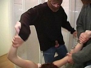 2 Gemaskerde inbrekers verkrachten oppas