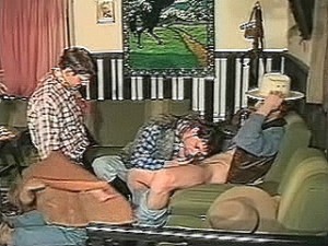 Gay slave moet zijn meesters warme vleeslolly zuigen