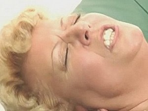 Oma beukt een grote dildo in haar kletsnatte neukgrot